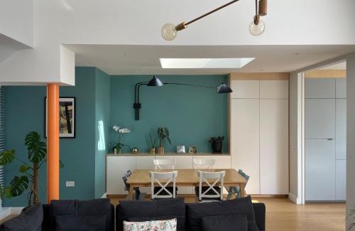 Kilburn Apartment | Spacious apartment with terrace
