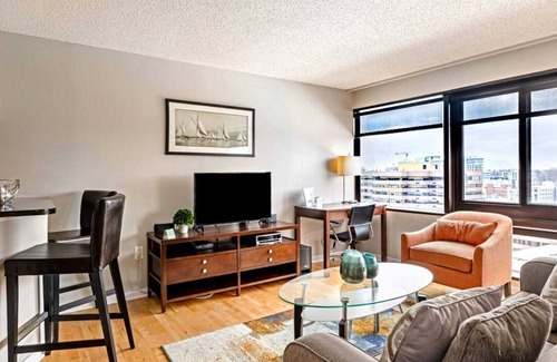Downtown Apartment | Spacious Apt Downtown with Gym
