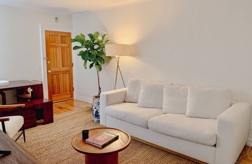 Bay Ridge Apartment | Spacious apt in SW Brooklyn on a tree-lined st. 10min to R train, 9min to Ferry.