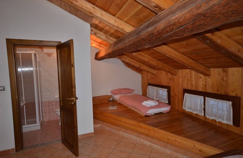 Soucheres-Basses Apartment | Spacious attic with two bathrooms