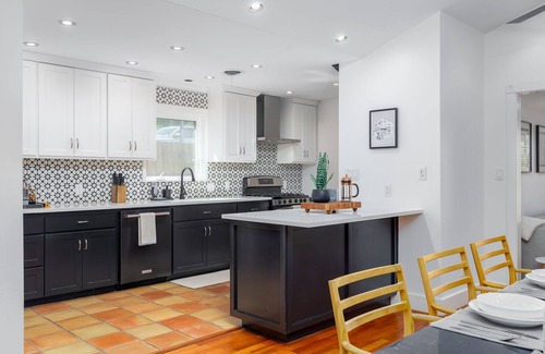 Barton Hills House | Spacious Austin 4BR home with Pool, hot tub, outdoor dinning, minutes to Zilker