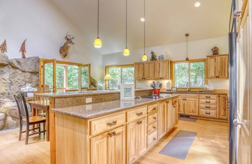 Zigzag Cabin | Spacious Barlow Trail Lodge, 2 fireplaces, media room, hot tub