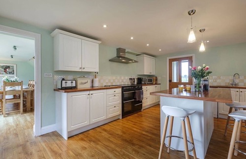 Aldborough House | Spacious barn in North Norfolk; perfect for friends and families, with hot tub