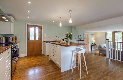 Aldborough House | Spacious barn in North Norfolk; perfect for friends and families, with hot tub