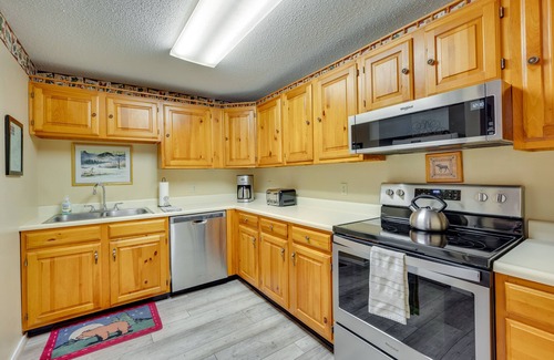 Bartlett Condo | Spacious Bartlett Condo w/Balconies & Pool!