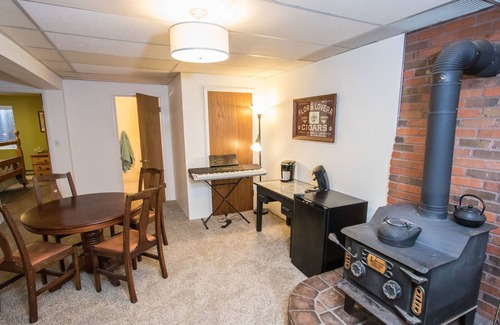 Livingston House | Spacious Basement Apartment w/ Separate Entrance