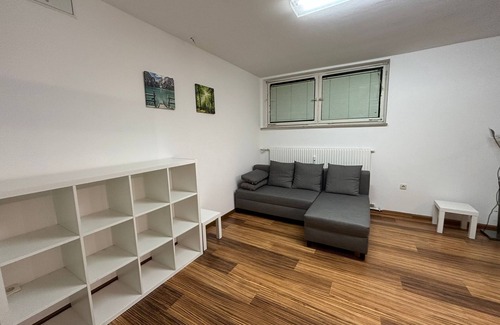 Furstenfeldbruck District Apartment | Spacious basement apartment with 3 bedrooms, Wohnung mit 4 Betten