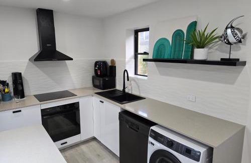 Lammermoor House | Spacious Beach Apartment Yeppoon - ARay at Cooee Bay - Apt B
