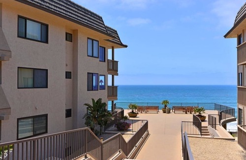 Solana Beach Condo | Spacious Beach Front Condo-Resort Like Amenities Pool And Spa