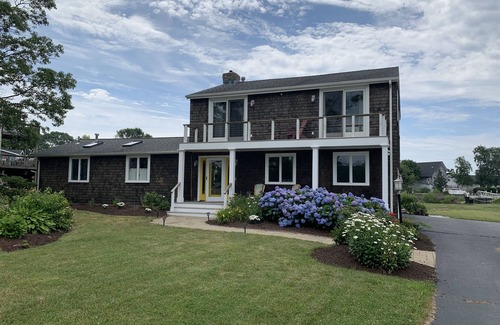 Branford House | Spacious Beach House Summer Island, Kayaks, Bikes, Sauna, Private Beach Access