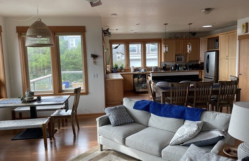 Manzanita House | Spacious Beach House - 30 seconds to sand