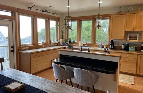 Manzanita House | Spacious Beach House - 30 seconds to sand