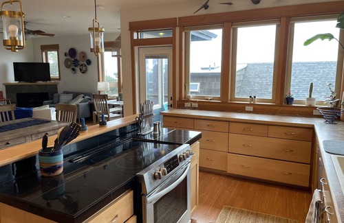 Manzanita House | Spacious Beach House - 30 seconds to sand