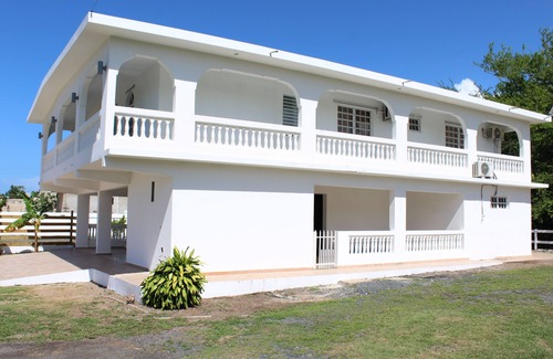 Campamento Pinones House | Spacious Beach Stay 3-bedroom House with Pool steps from the beach in Loiza