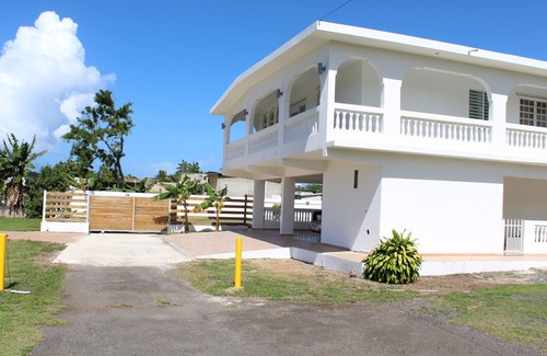 Campamento Pinones House | Spacious Beach Stay 3-bedroom House with Pool steps from the beach in Loiza