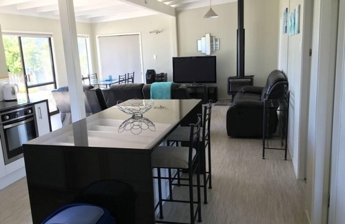 Pukehina House | Spacious Beachfront Family Bach with extra studio