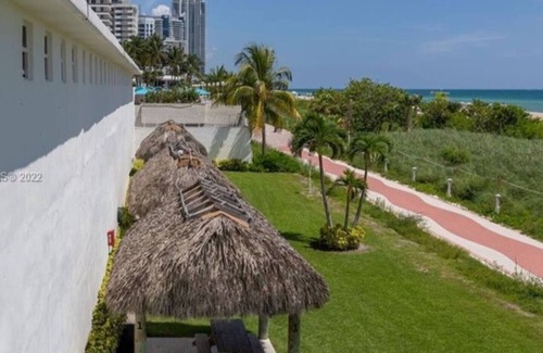 Mid Beach Condo | Spacious Beachfront Retreat,nFamily Friendly,nFree parking/Free Public Trolley