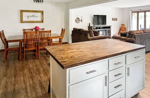 Pine River House | Spacious Beachfront Retreat with Kayaks, close to all "Lakes Area" attractions