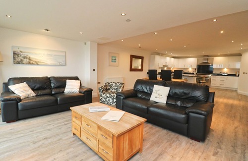 Treyarnon Apartment | Spacious beachside apartment with garden and sea views, dogs welcome