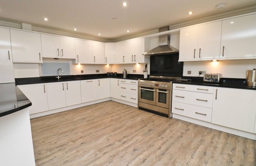Treyarnon Apartment | Spacious beachside apartment with garden and sea views, dogs welcome