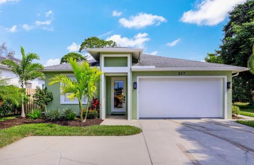 Naples Park House | Spacious Beautiful 4 Bed 3 Bath Pool Near Beach