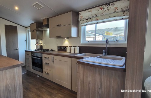 Dymchurch House | Spacious Beautiful 6 Berth Holiday Home Near the Beach & Resort Facilities