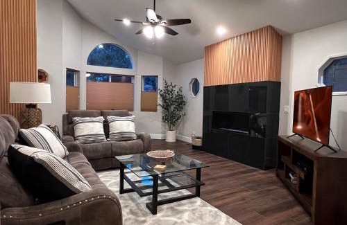 Sedona House | Spacious & Beautiful with Double Decks in Chapel Area