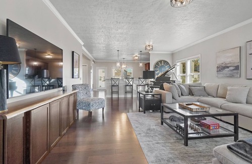 Lansing House | Spacious beautifully decorated home
