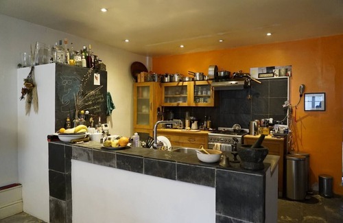 Sefton Park Apartment | Spacious bedroom in characterful period flat ensuite bathroom