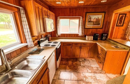 Puposky Cabin | Spacious Bemidji Family Retreat - Steps to Beach & Resort Amenities