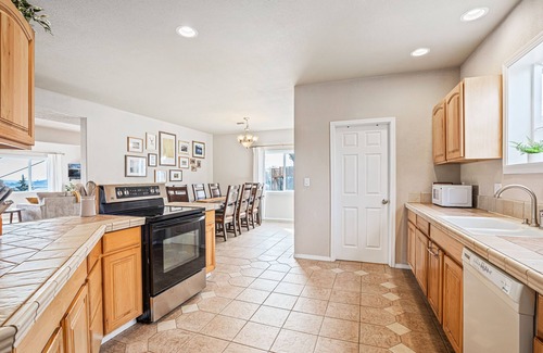 Downtown Klamath Falls House | Spacious - Big Views - Hot Tub - 4 King Beds - Near Crater Lake - Dog Friendly