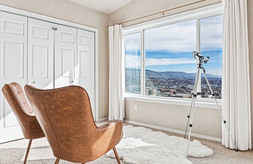 Downtown Klamath Falls House | Spacious - Big Views - Hot Tub - 4 King Beds - Near Crater Lake - Dog Friendly