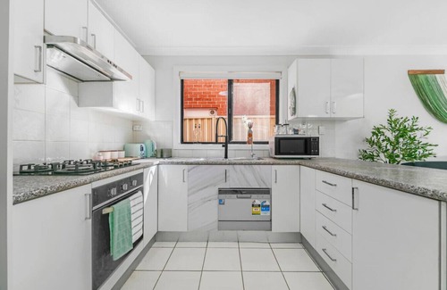 Blacktown House | Spacious Blacktown Retreat | Convenient Location