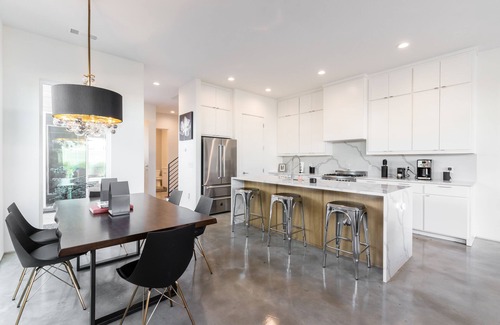 Old East Dallas House | Spacious Brand New Connected Double Townhomes - Six Bedroom Villa, Sleeps 16