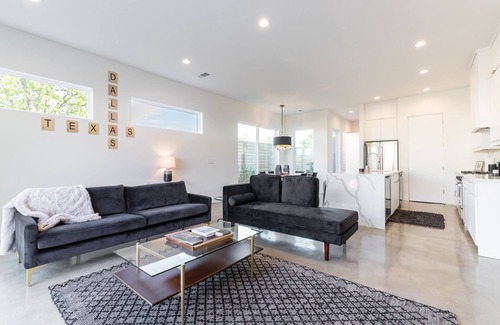 Old East Dallas House | Spacious Brand New Connected Double Townhomes - Six Bedroom Villa, Sleeps 16