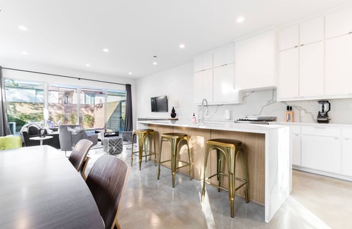 Old East Dallas House | Spacious Brand New Connected Double Townhomes - Six Bedroom Villa, Sleeps 16