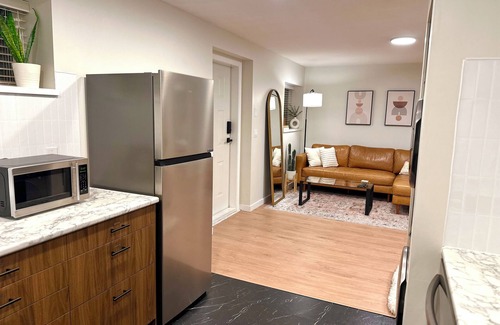 Walnut Grove House | Spacious & bright 2 bedroom suite with full kitchen and in-suite laundry!