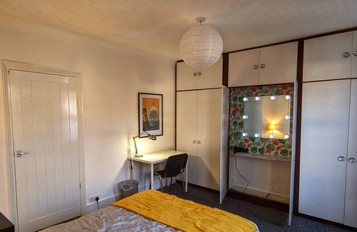 Broad Green House | Spacious & Bright 2-bed Detached House With Garden - 2 Mins From Station & Town