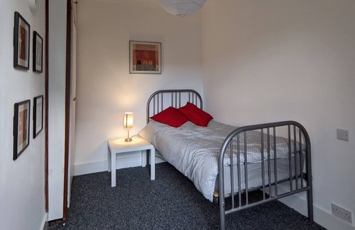 Broad Green House | Spacious & Bright 2-bed Detached House With Garden - 2 Mins From Station & Town