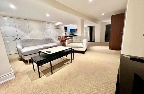 Etobicoke House | Spacious bright 2BD with Pool, 2 free parking-Ideal for longe stays