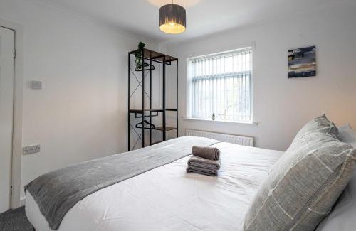 St Helens House | Spacious & Bright 3 Bedroom House in St Helens