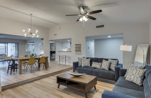 Dallas House | Spacious Bright and Modern Home with Pool