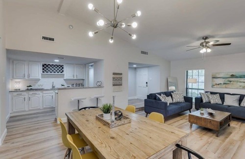 Dallas House | Spacious Bright and Modern Home with Pool