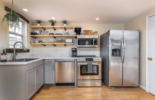 Clifton Apartment | Spacious BRIGHT Apt atop premier Restaurant! YUM!