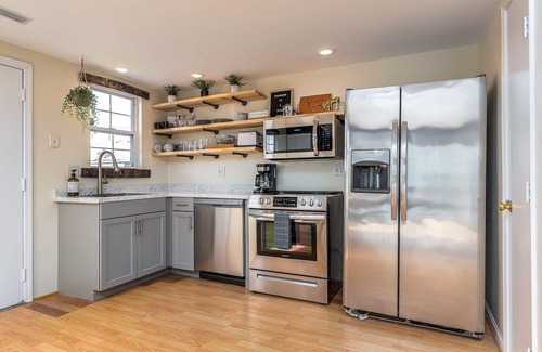 Clifton Apartment | Spacious BRIGHT Apt atop premier Restaurant! YUM!