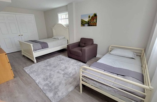 Richmond Hill Apartment | Spacious Bright Cozy 2 Bedroom Private Apartment