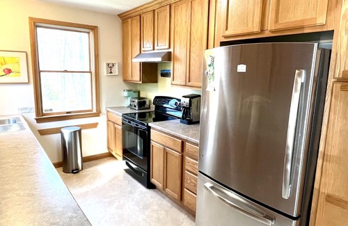 Wellfleet House | SPACIOUS & BRIGHT - High Ceilings- Walk to Town - Screened Porch - A/C