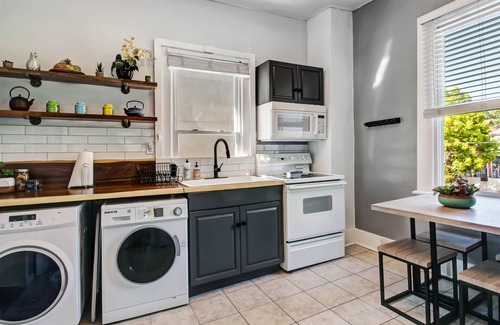 Dixon Park Apartment | Spacious & Bright Park Side 2BDR ★ Downtown Victorian District