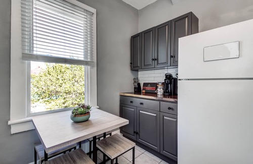 Dixon Park Apartment | Spacious & Bright Park Side 2BDR ★ Downtown Victorian District