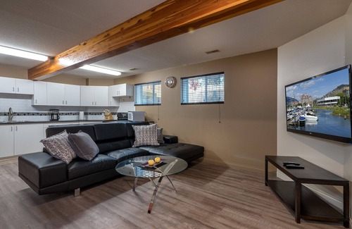 South Central Apartment | Spacious Bright Suite Licence 4087948